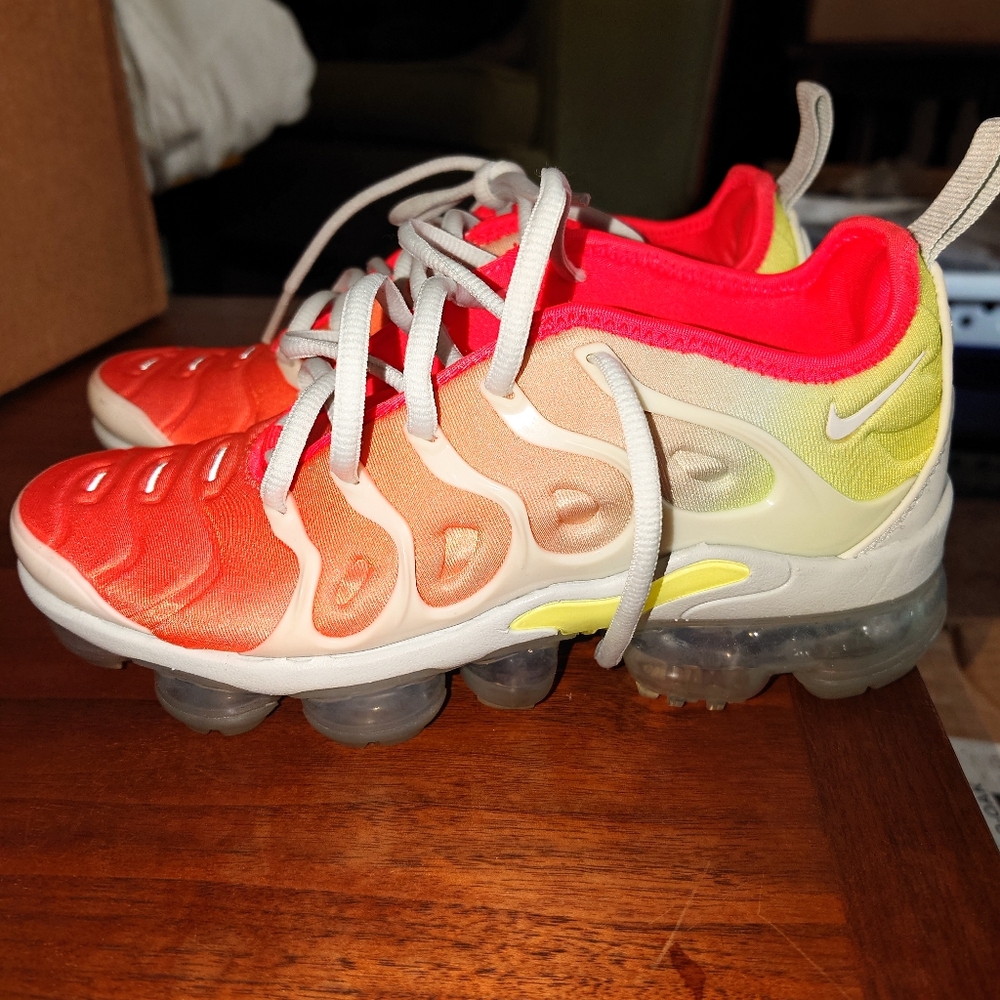 Nike Air vapormax plus size 5 woman's running shoes. Reverse sunset color way